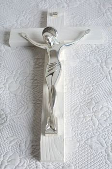 Krzyż na ścianę biały – posrebrzana pasyjka PVD (Miro-Silver), drewno VR 182932ARG (7).JPG